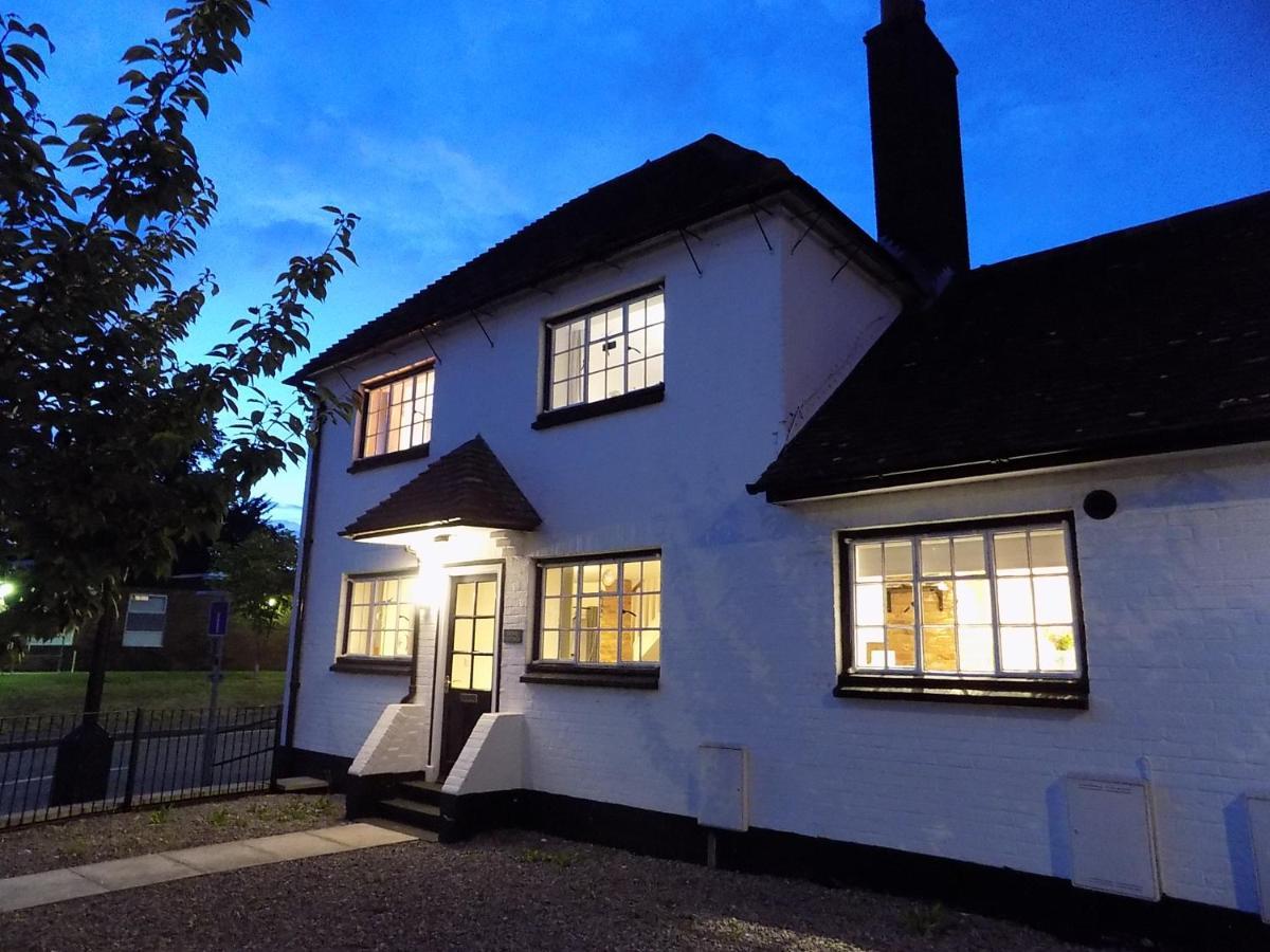 Stunning 1700's Grade 2 listed cottage near Stonehenge Amesbury Exterior foto