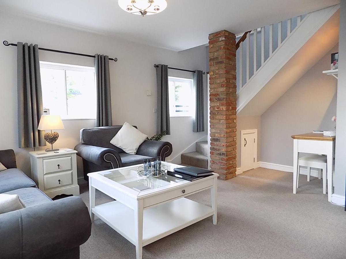 Stunning 1700's Grade 2 listed cottage near Stonehenge Amesbury Exterior foto